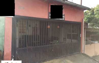 Imagem: A casa possui 2 Dormitórios, 1 Banheiro, 2 Vagas na garagem