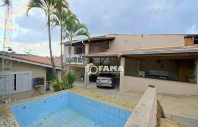 Imagem: A casa possui 4 Dormitórios, 4 Banheiros, 4 Vagas na garagem