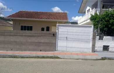 Imagem: A casa possui 3 Dormitórios, 2 Banheiros, 4 Vagas na garagem