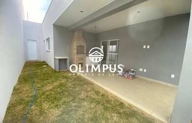 Imagem: A casa possui 3 Dormitórios, 2 Banheiros, 2 Vagas na garagem