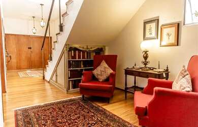 Imagem: A casa possui 4 Dormitórios, 5 Banheiros, 3 Vagas na garagem