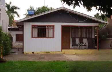 Imagem: A casa possui 3 Dormitórios, 1 Banheiro, 1 Vaga na garagem