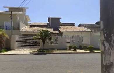 Imagem: A casa possui 4 Dormitórios, 5 Banheiros, 4 Vagas na garagem