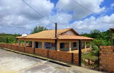 Imagem: A casa possui 3 Dormitórios, 2 Banheiros, 3 Vagas na garagem