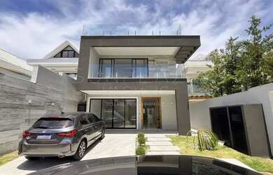 Imagem: A casa possui 4 Dormitórios, 5 Banheiros, 2 Vagas na garagem