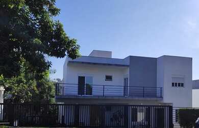 Imagem: A casa em condomínio à venda possui 5 Dormitórios, 5 Banheiros