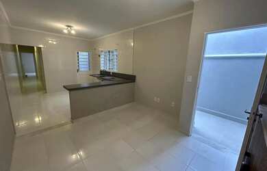 Imagem: A casa possui 2 Dormitórios, 2 Banheiros, 1 Vaga na garagem