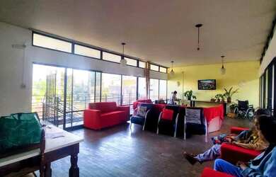 Imagem: O depósito possui 4 Vagas na garagem, 429m² de Área e está