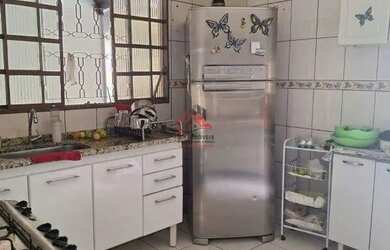 Imagem: A casa possui 3 Dormitórios, 2 Banheiros, 3 Vagas na garagem