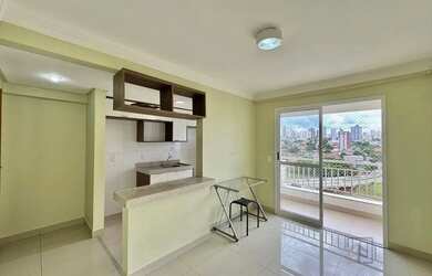 Imagem 5: Apartamento com um quarto sendo uma suíte com armários planejados a...