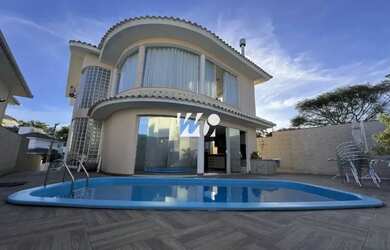 Imagem: A casa possui 3 Dormitórios, 3 Banheiros, 2 Vagas na garagem