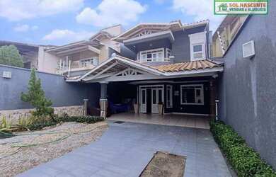 Imagem: A casa possui 4 Dormitórios, 5 Banheiros, 4 Vagas na garagem