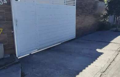 Imagem: A casa possui 3 Dormitórios, 3 Banheiros, 2 Vagas na garagem