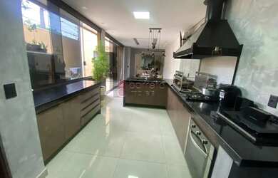 Imagem: A casa em condomínio possui 4 Dormitórios, 4 Banheiros, 3