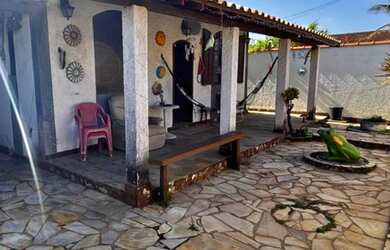 Imagem: A casa possui 3 Dormitórios, 2 Banheiros, 4 Vagas na garagem