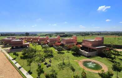 Imagem: A casa em condomínio possui 1 Dormitório, 2 Banheiros, 2 Vagas