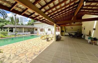 Imagem: A casa em condomínio possui 4 Dormitórios, 5 Banheiros, 5