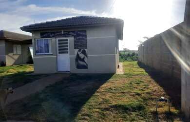 Imagem: A casa possui 2 Dormitórios, 1 Banheiro, 1 Vaga na garagem