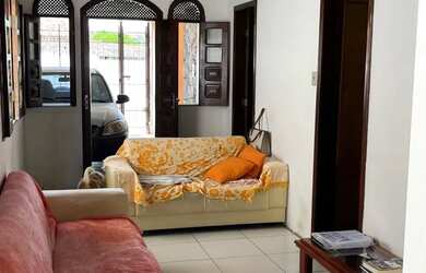 Imagem: A casa possui 3 Dormitórios, 1 Banheiro, 1 Vaga na garagem