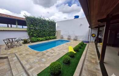 Imagem: A casa possui 3 Dormitórios, 4 Banheiros, 3 Vagas na garagem