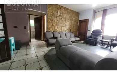 Imagem: A casa possui 4 Dormitórios, 3 Banheiros, 2 Vagas na garagem