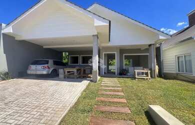 Imagem: A casa possui 3 Dormitórios, 2 Banheiros, 2 Vagas na garagem