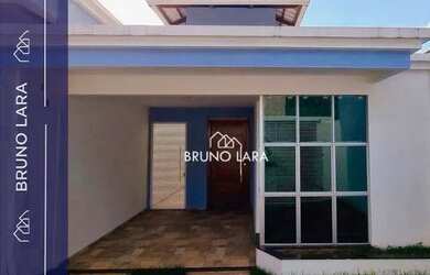 Imagem: A casa possui 3 Dormitórios, 2 Banheiros, 2 Vagas na garagem