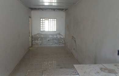 Imagem: A casa possui 2 Dormitórios, 1 Banheiro, 2 Vagas na garagem