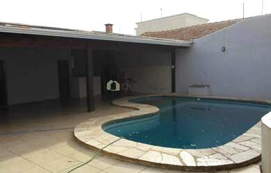 Imagem: A casa para alugar possui 3 Dormitórios, 5 Banheiros, 4 Vagas