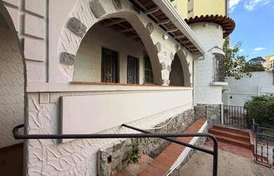 Imagem: A casa possui 2 Dormitórios, 3 Banheiros, 1 Vaga na garagem