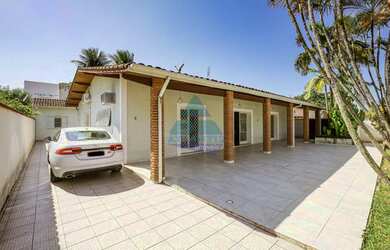 Imagem: A casa possui 5 Dormitórios, 2 Banheiros, 4 Vagas na garagem