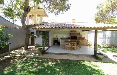 Imagem: A casa possui 3 Dormitórios, 4 Banheiros, 5 Vagas na garagem