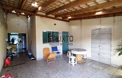 Imagem: A casa possui 3 Dormitórios, 1 Banheiro, 1 Vaga na garagem