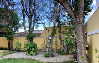 Imagem: A casa possui 3 Dormitórios, 3 Banheiros, 4 Vagas na garagem