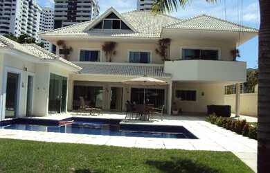 Imagem: A casa em condomínio possui 5 Dormitórios, 5 Banheiros e 1002m²