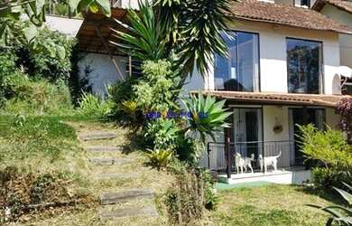 Imagem: A casa possui 2 Dormitórios, 2 Banheiros, 2 Vagas na garagem