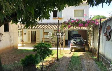 Imagem: A casa possui 4 Dormitórios, 3 Banheiros, 4 Vagas na garagem