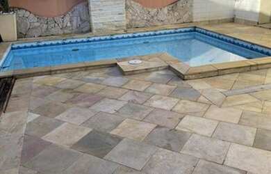 Imagem: A casa possui 4 Dormitórios, 4 Banheiros, 2 Vagas na garagem