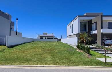 Imagem: O terreno possui 432m² de Área e está localizado em Laranjal