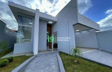 Imagem: A casa possui 3 Dormitórios, 3 Banheiros, 4 Vagas na garagem