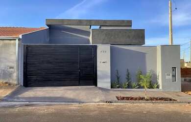 Imagem: A casa possui 2 Dormitórios, 2 Banheiros, 2 Vagas na garagem