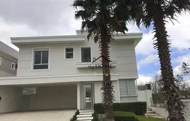 Imagem: A casa em condomínio possui 4 Dormitórios, 5 Banheiros, 445m²