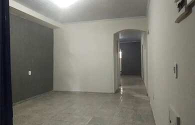 Imagem: A casa possui 4 Dormitórios, 3 Banheiros, 1 Vaga na garagem