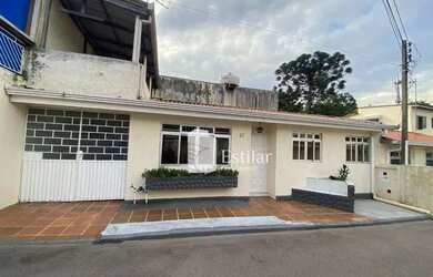 Imagem: A casa possui 3 Dormitórios, 1 Banheiro, 1 Vaga na garagem