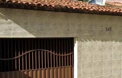 Imagem: A casa possui 5 Dormitórios, 2 Banheiros, 3 Vagas na garagem