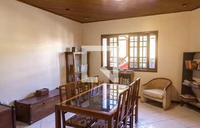 Imagem: A casa possui 2 Dormitórios, 1 Banheiro, 1 Vaga na garagem