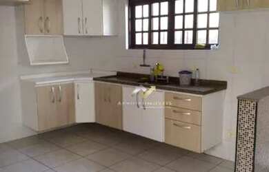 Imagem: A casa possui 3 Dormitórios, 2 Banheiros, 2 Vagas na garagem