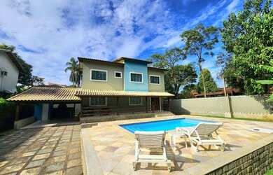 Imagem: A casa possui 4 Dormitórios, 4 Vagas na garagem e está localizado