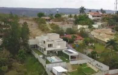 Imagem: A casa em condomínio possui 4 Dormitórios, 5 Banheiros e 2000m²