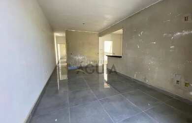 Imagem: A casa possui 2 Dormitórios, 1 Banheiro, 2 Vagas na garagem